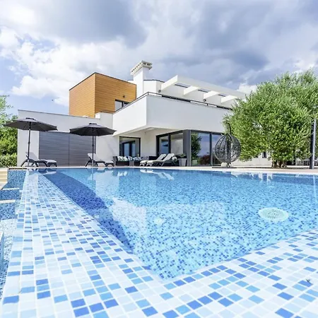 Pedena In Sveta Katarina - Haus Fuer 8-10 Personen فيلة Benazici